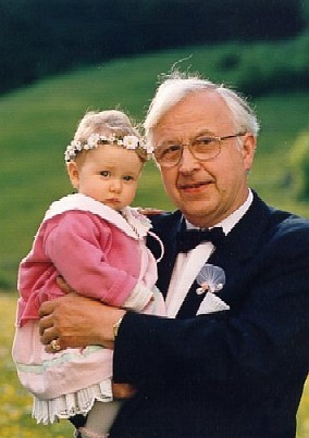 Eduard Baumann mit Enkelin Aurelia